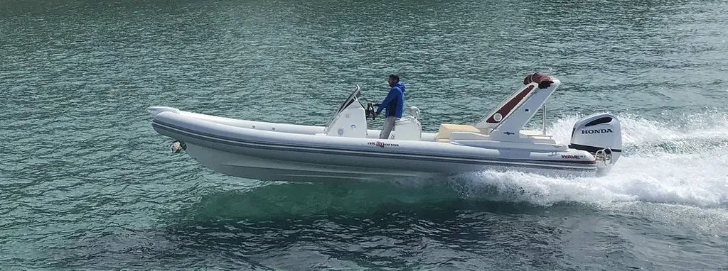 Bateau a moteur semi-rigide à louer à Bandol 