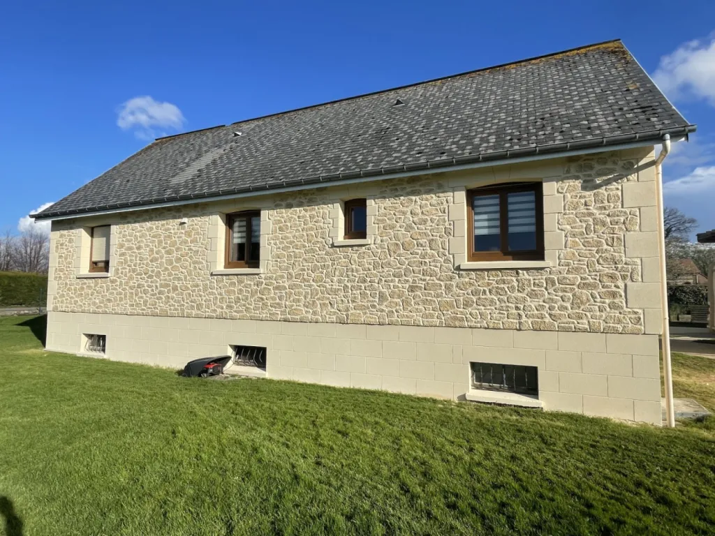 Ravalement enduit projeté à la chaux aérienne à la machine Le Havre 76. finition aspect pierre