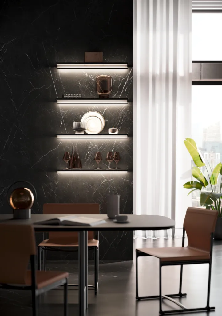 Equilibre élégant : cuisine bois et noir avec colonnes et îlot central