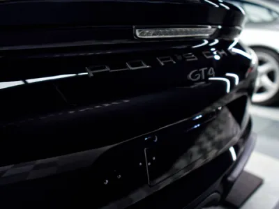 Photo de la Porsche Cayman GT4 après un polissage complet, rendant la peinture éclatante et prête à recevoir le traitement céramique pour une protection maximale contre les contaminants.