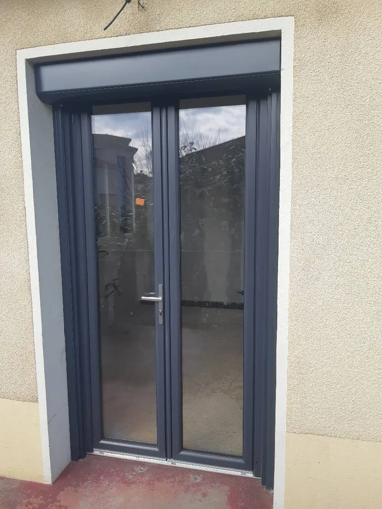 Pose de porte fenêtre en PVC gris ral  7016 avec volet roulant électrique motorisé  à Limas