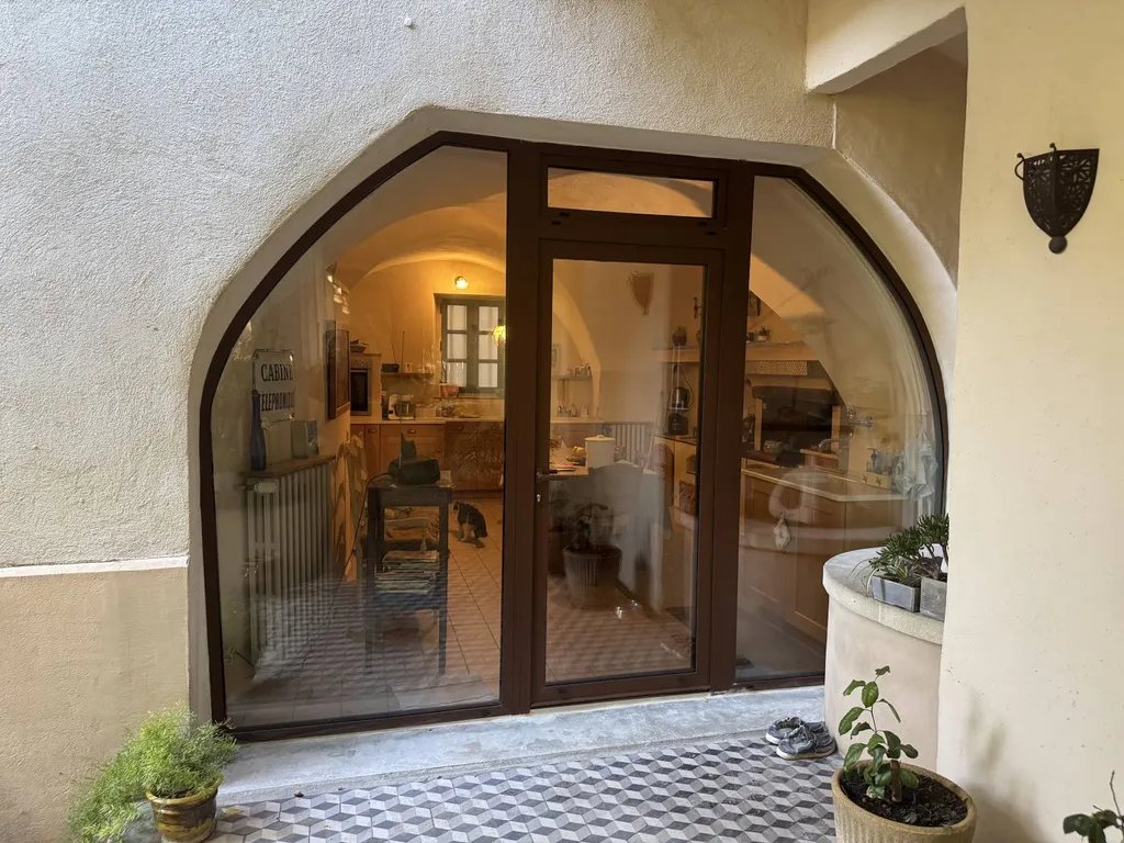 Porte fenêtre forme arrondie vue extérieur