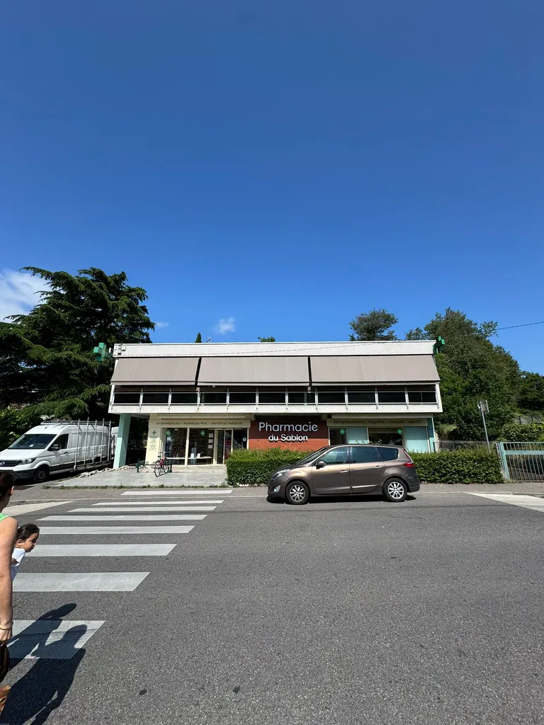 Remplacement de toiles de stores Dickson électriques pour la vitrine d'une pharmacie à Decines Charpieu proche Villeurbanne