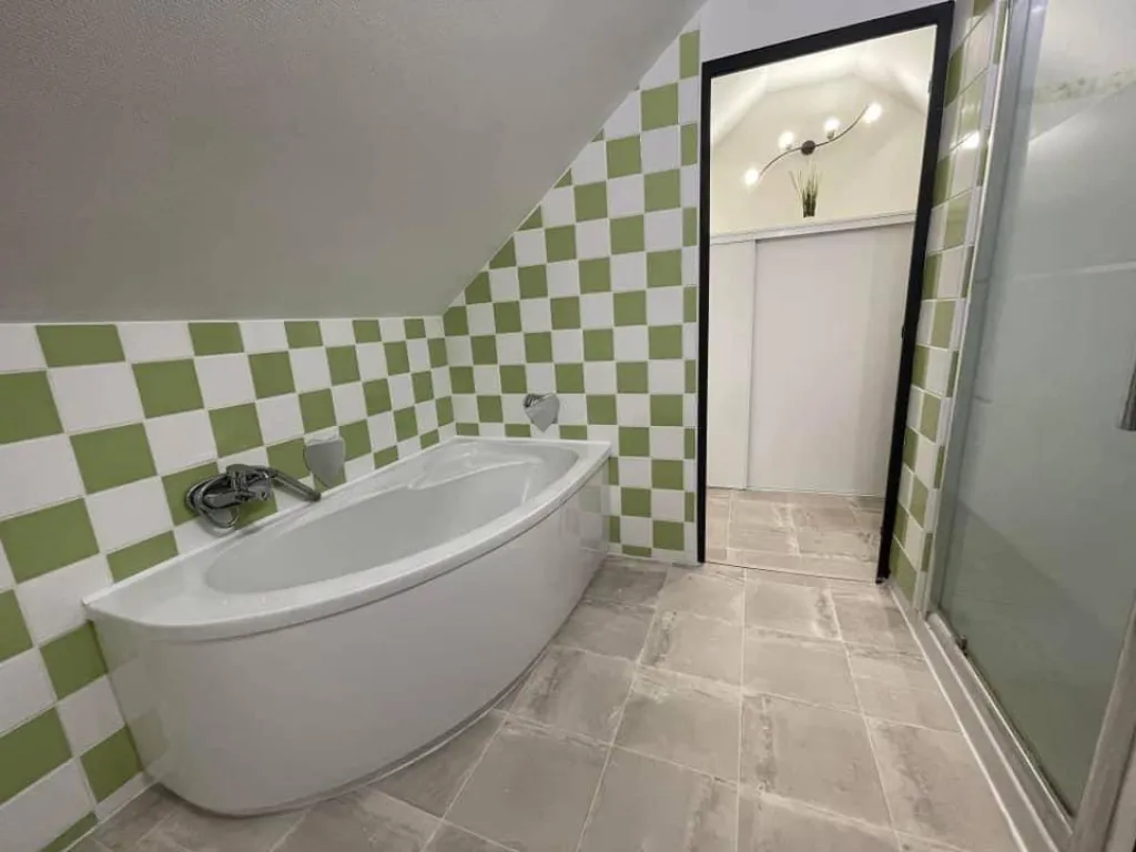 A vendre maison de village rénovée de 180 m² habitable édifiée sur un terrain  de 800 m² sur la belle commune de FRENEUSE 76410