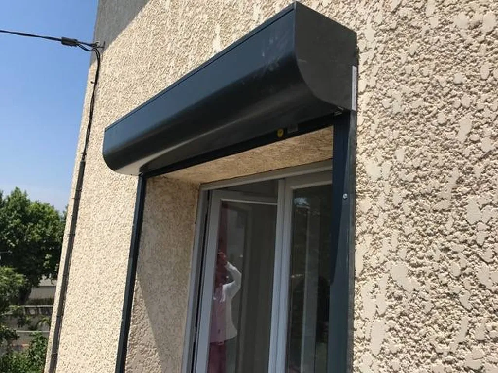 Volet roulant électrique avec coffre arrondie à BOUC BEL AIR