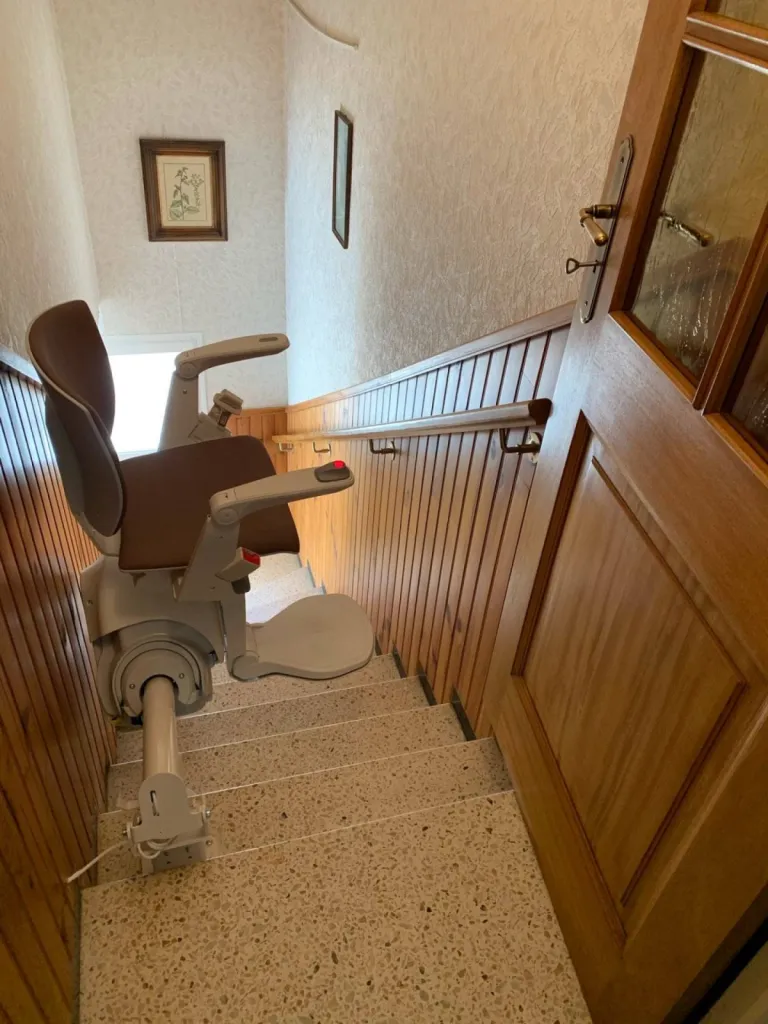 Pose d'un fauteuil monte-escalier 2/4 tournant OTOLIFT Modul'Air près d'Avignon