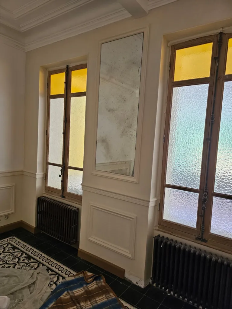 Rénovation de fenêtres anciennes avec pose de vitrage de couleur pour l'hôtel particulier 