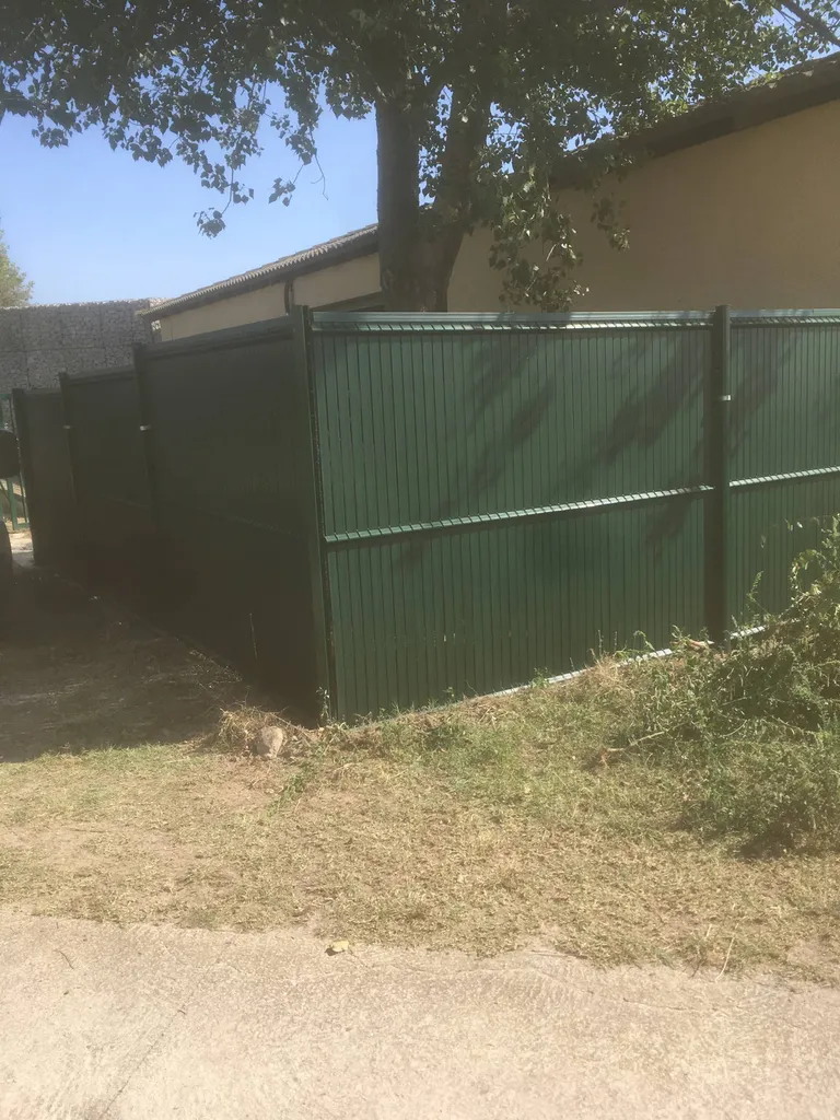 Brise vue en kit lamelles en PVC courant dans les Bouches du Rhône