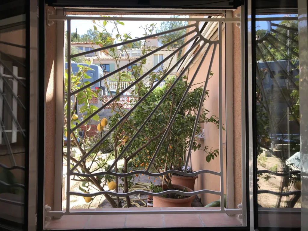 PROTECTION ANTI EFFRACTION MISE EN SECURITE FENETRE AVEC LA FABRICTION ET POSE D'UNE GRILLE DE DEFENSE ORIGINALE AVEC MOTIF SOLEIL A MARTIGUES 13