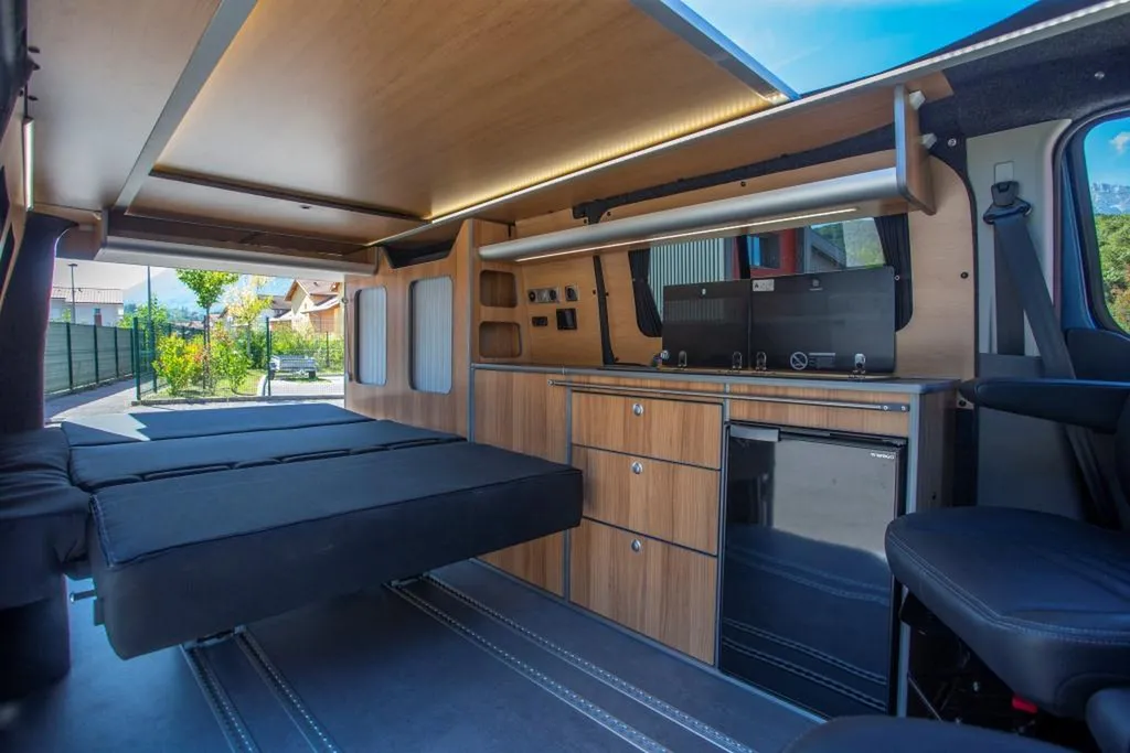 Aménagement intérieur Ford Transit Custom Long à Marseille : transformation de van familial sur-mesure dans les Bouches-du-Rhône
