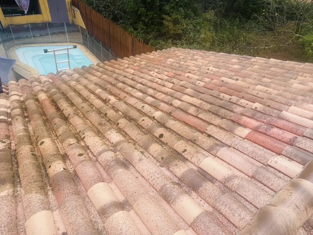 Nettoyage et traitement des tuiles mécaniques d’une maison sur Bouc Bel Air près de Aix en Provence 