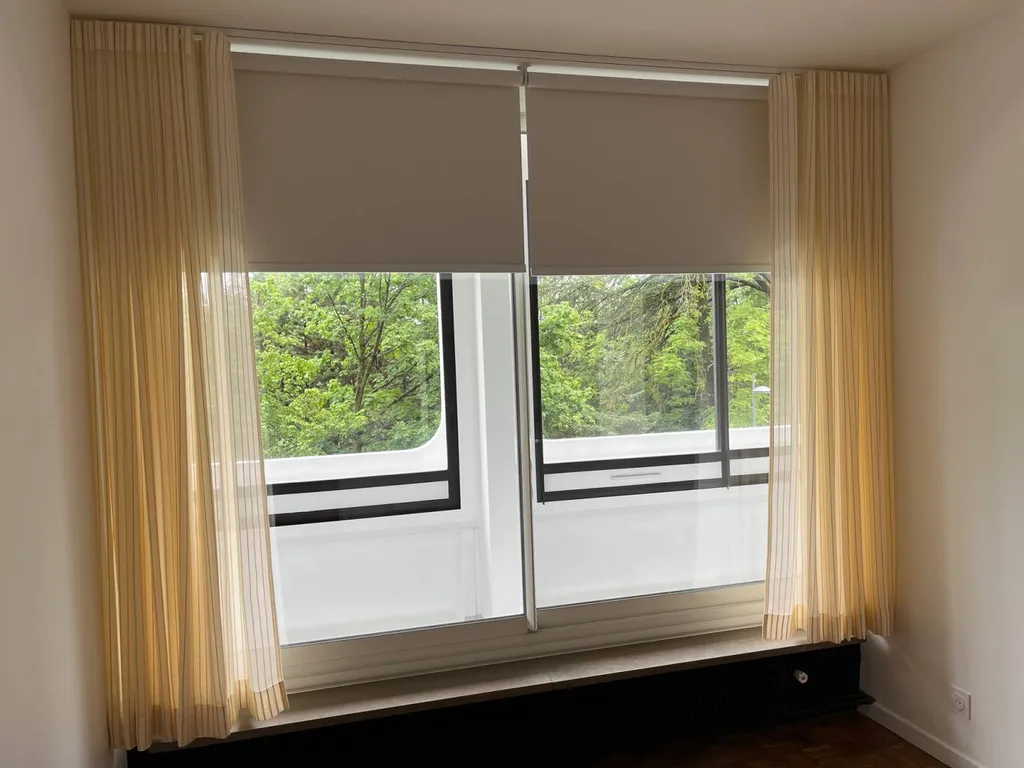 Store enrouleur occultant de chez Mottura, voilage tête wave de chez Chivasso pour un appartement à la Duchère Lyon