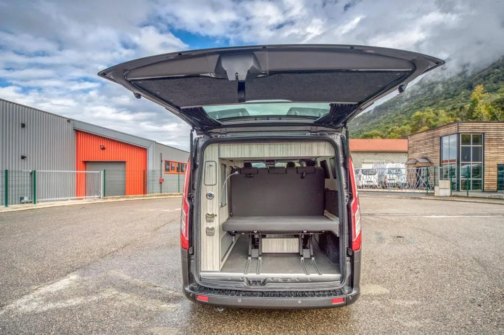 Aménagement intérieur Ford Transit Custom Long à Paris : transformation van sur-mesure en Île-de-France