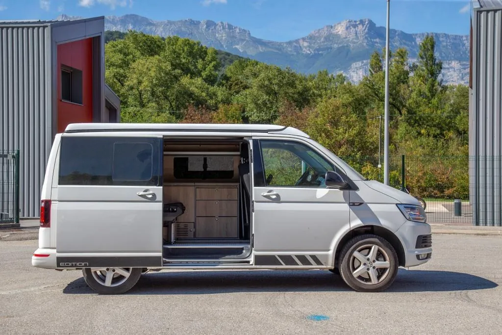 Aménagement intérieur d'un Van VW T6 Court à Annecy : transformation de van compact sur-mesure en Haute-Savoie