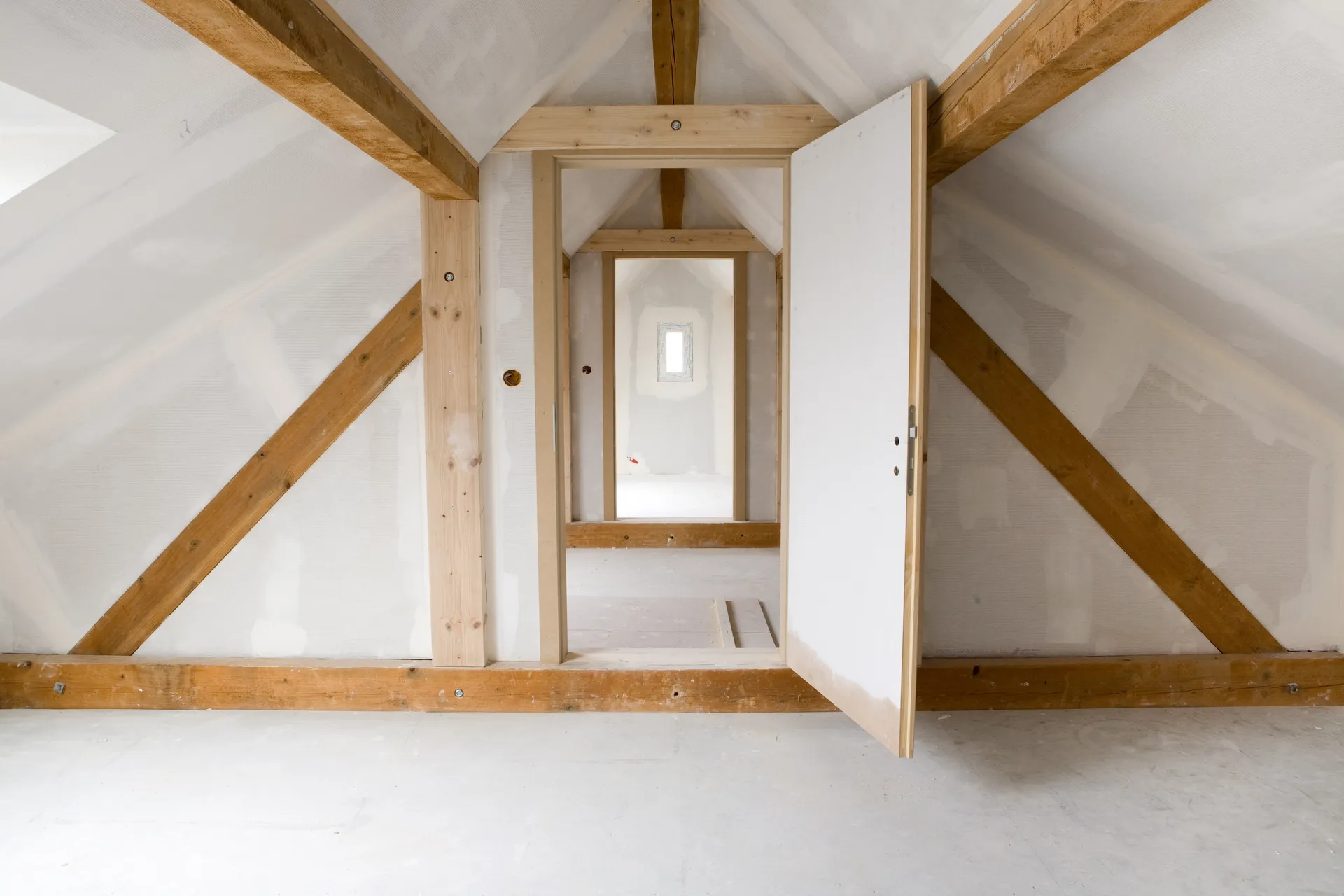 Idées de pièces sous pente : aménagement de combles pour créer une chambre ou un bureau à Tours 37 en Indre-et-Loire