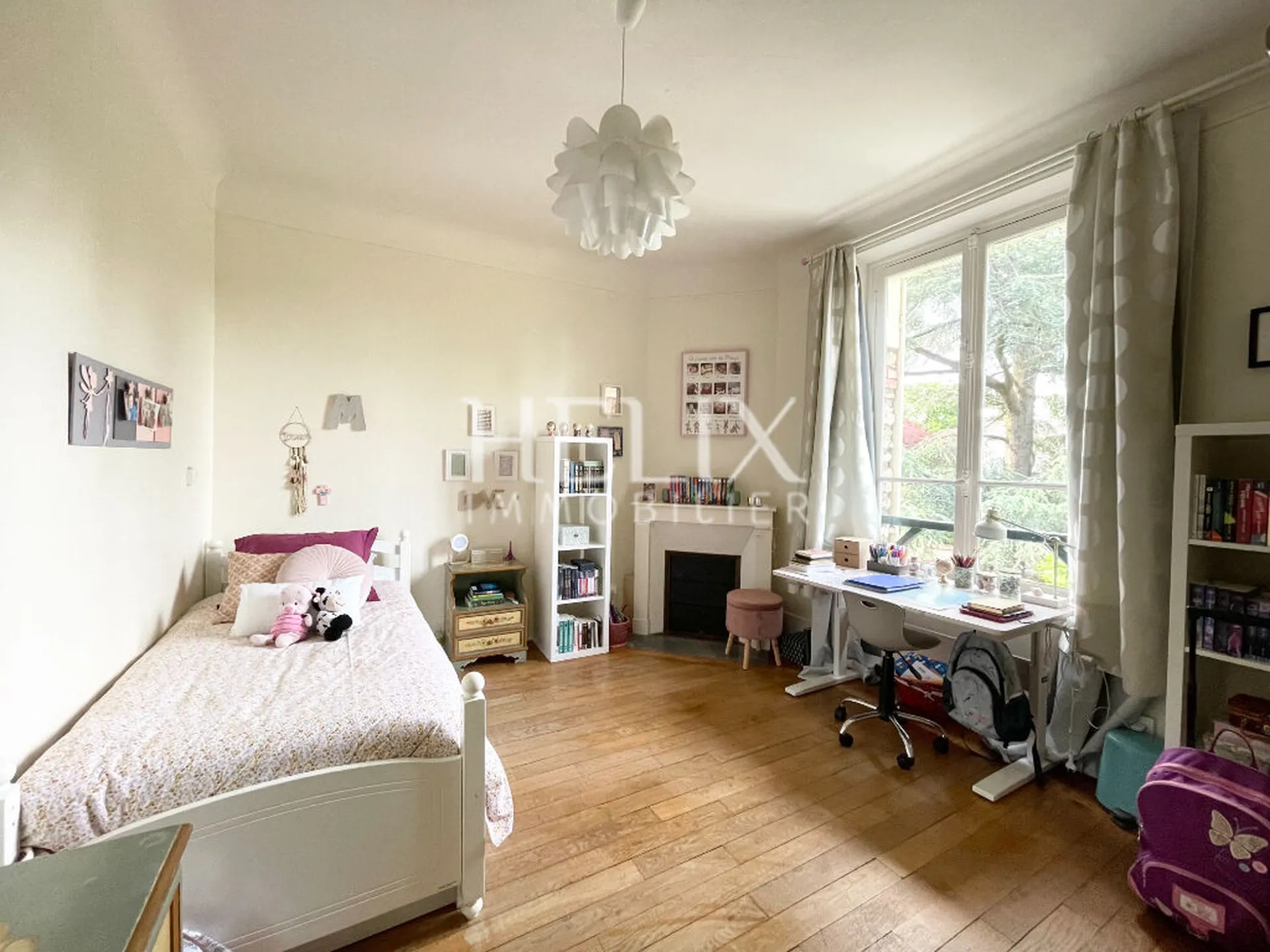 Charmante propriété bourgeoise sur trois niveaux  donnant sur un agréable jardin arboré clos de murs de pierre naturelle d'environ 350 M².