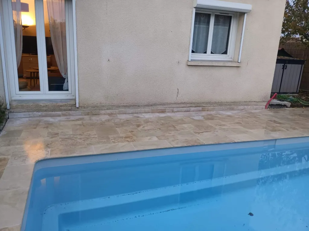 Rénovation piscine béton avec pose travertin opus et margelles beige à Tournefeuille