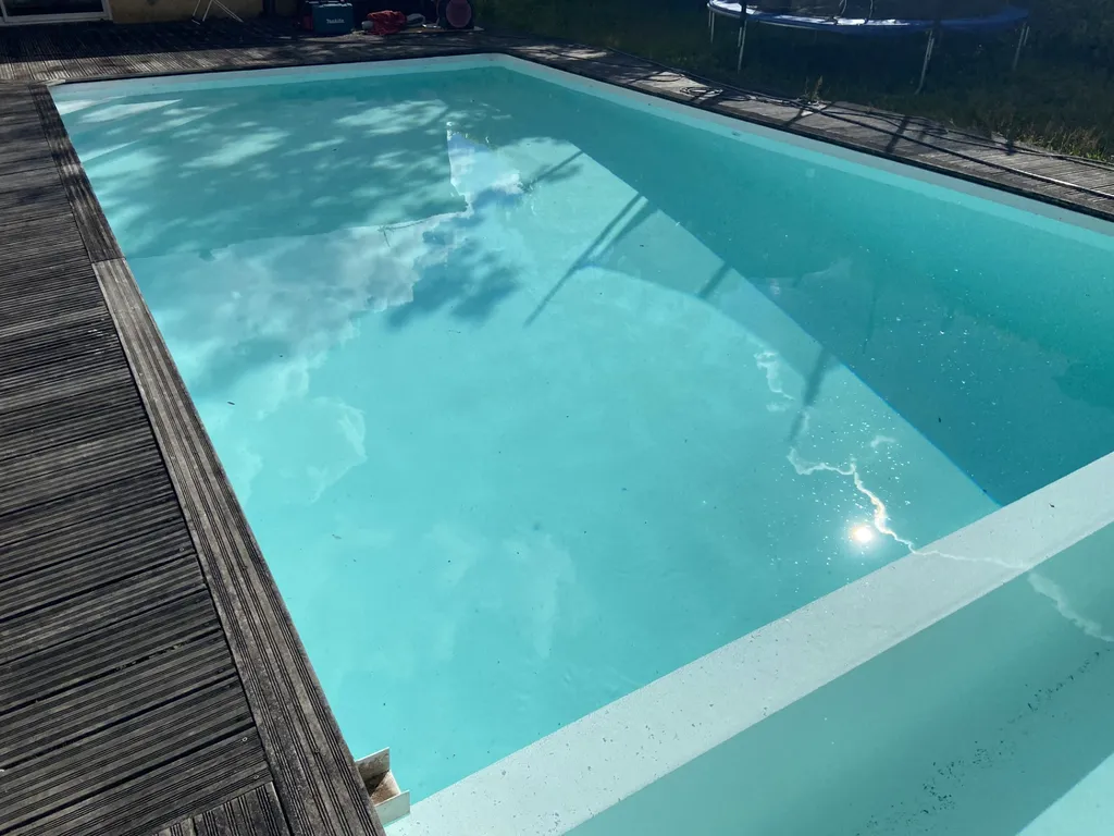 Liner blanc 75/100e avec escalier d'angle et coffre de volet à Saint Médard en Jalles