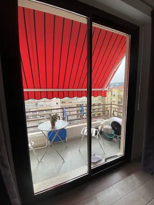 Pose de coulissants à deux vantaux et deux rails accompagnés d'un store banne manuel à NICE (06)