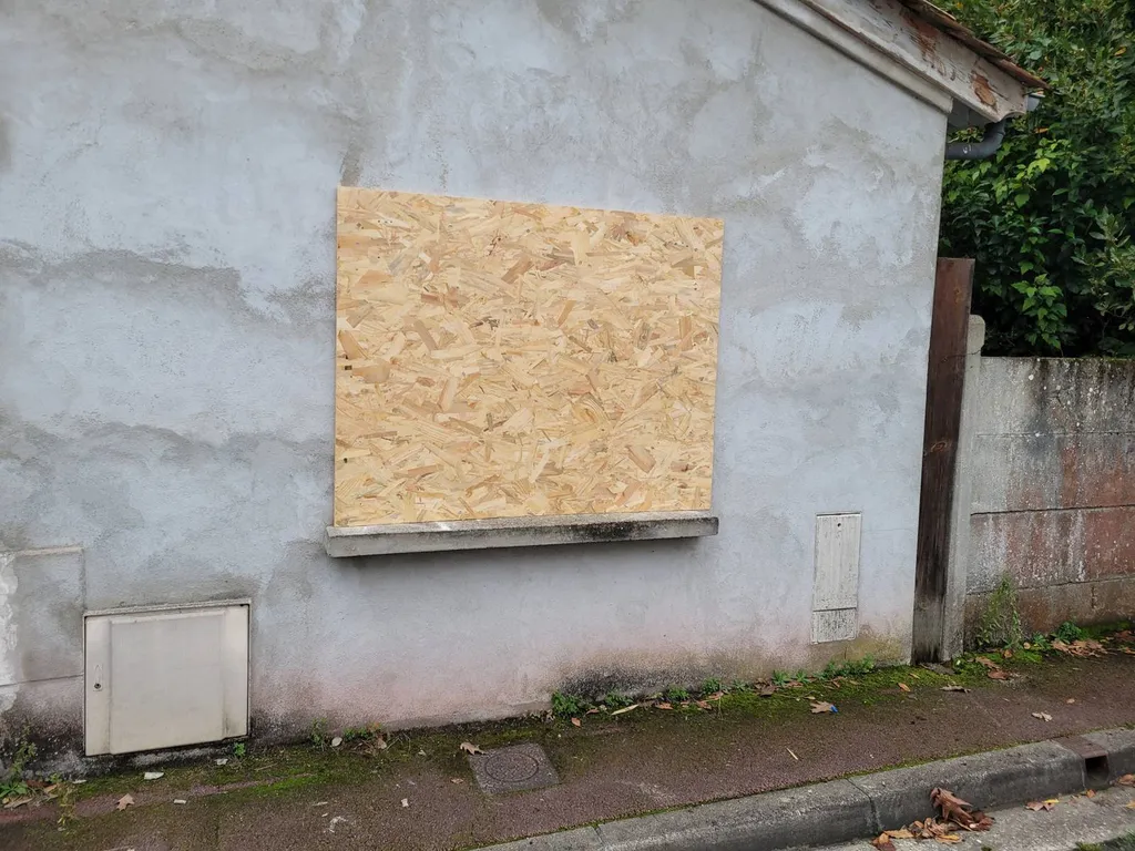 Fermeture sécurisée – Pose de panneaux OSB pour bloquer les ouvertures et empêcher toute nouvelle intrusion à Talence en gironde