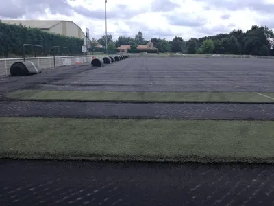 Rénovation d'un vieux terrain de foot en gazon synthétique