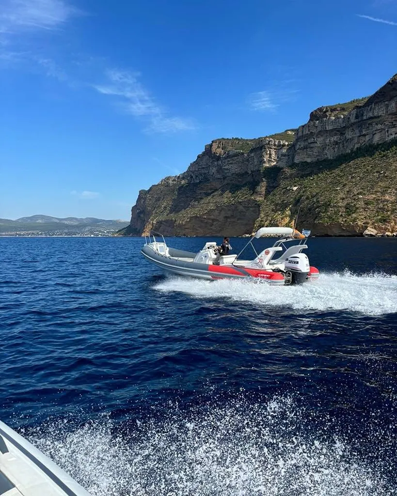 Découverte des Calanques avec une sortie partagée Eden Boat depuis La Ciotat