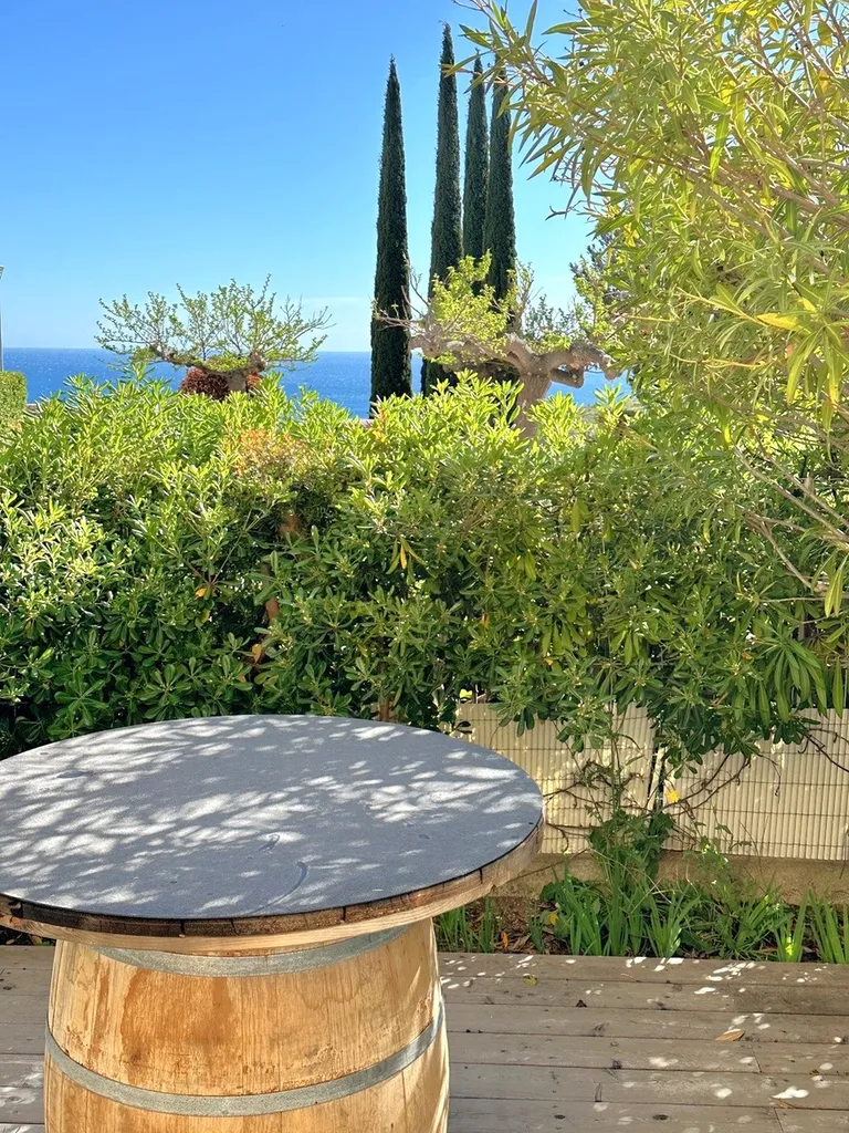 Vente appartement T2 Cassis sur les hauteurs du village dans copropriété avec piscine et gardien avec jardinet et parking privé