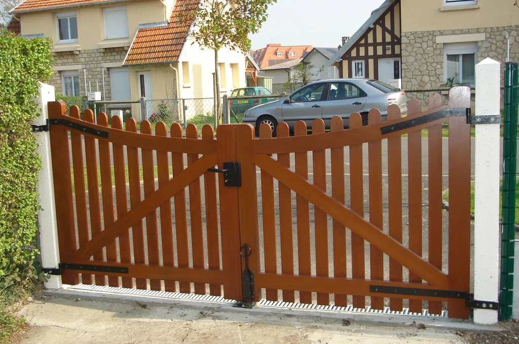 Installation de Portail en bois exotique, Portillon coordonné et Clôtures de jardin au Havre et sa région ou agglomération en Seine-Maritime 76