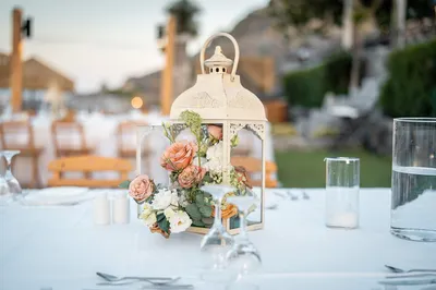 Un mariage civil organisé sur le parvis d'une chapelle blanche les pieds dans l'eau à Rhodes en Grèce