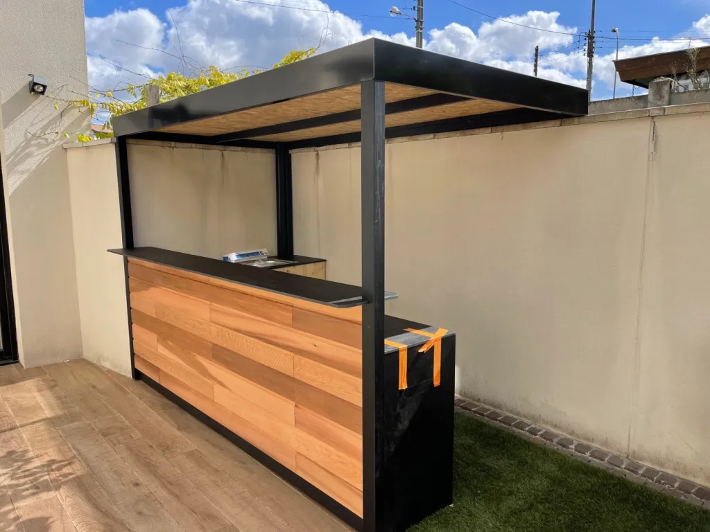 cuisine extérieur sur mesure  en Corian et red cheddar sur arcachon