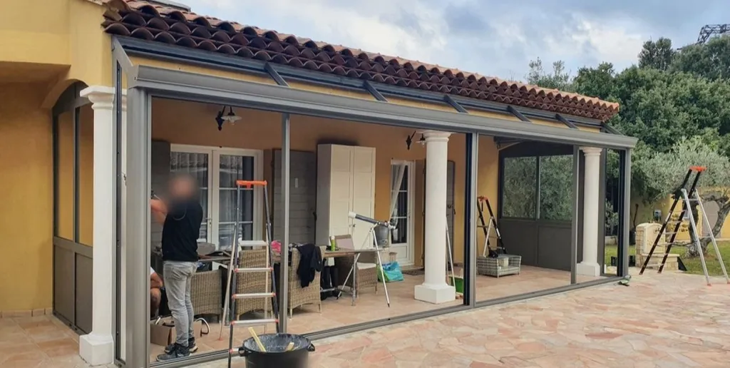 Une superbe fermeture de terrasse réalisée avec une couleur exclusive au catalogue Technal : le Gris Métal Givré près de Salon de Provence