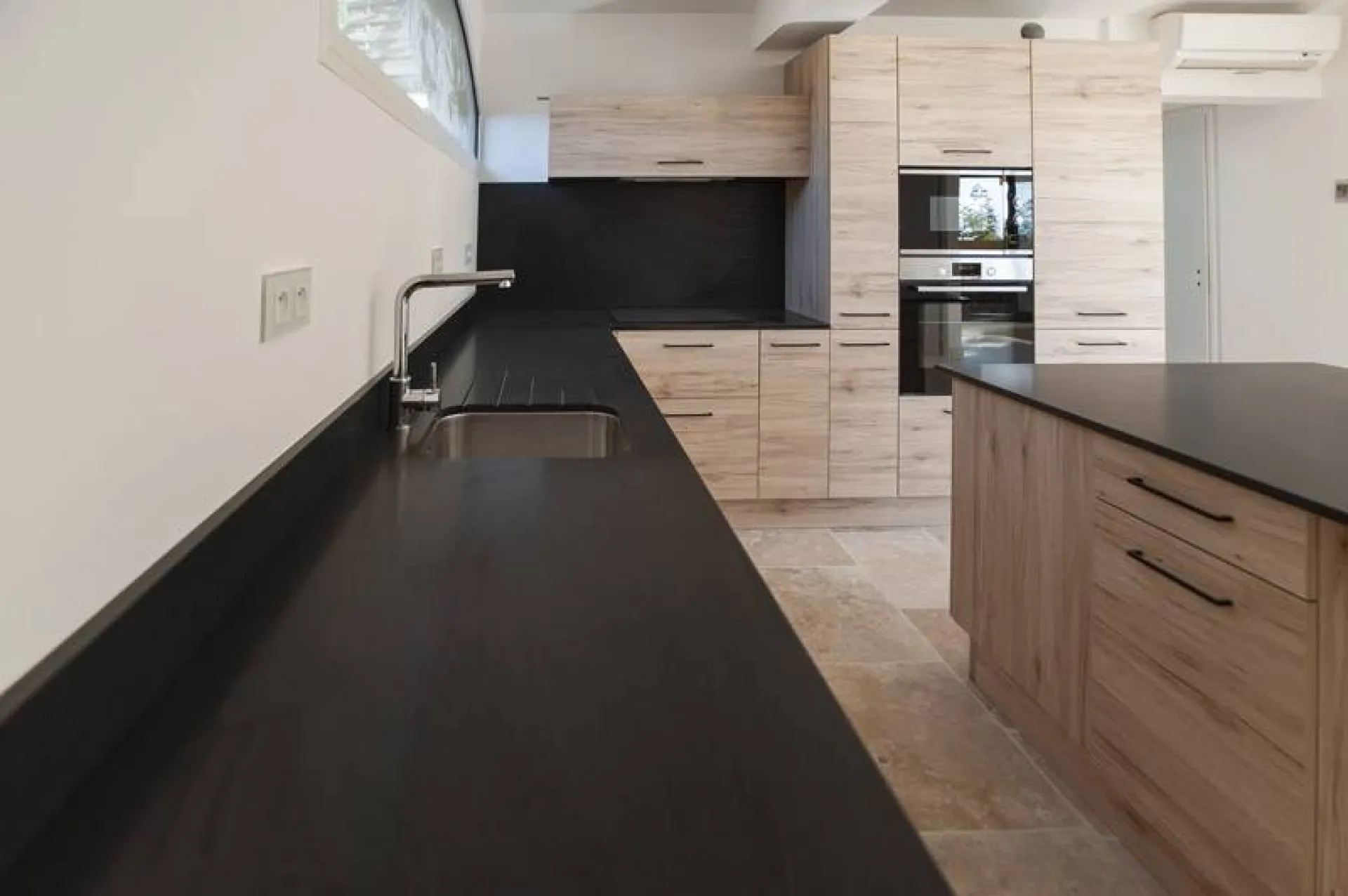 Pose d'une cuinine dans le cadre d'une Istallation d'une cuisine dans le cadre d'une Rénovation complète d'un appartement à Bormes-les-mimosas