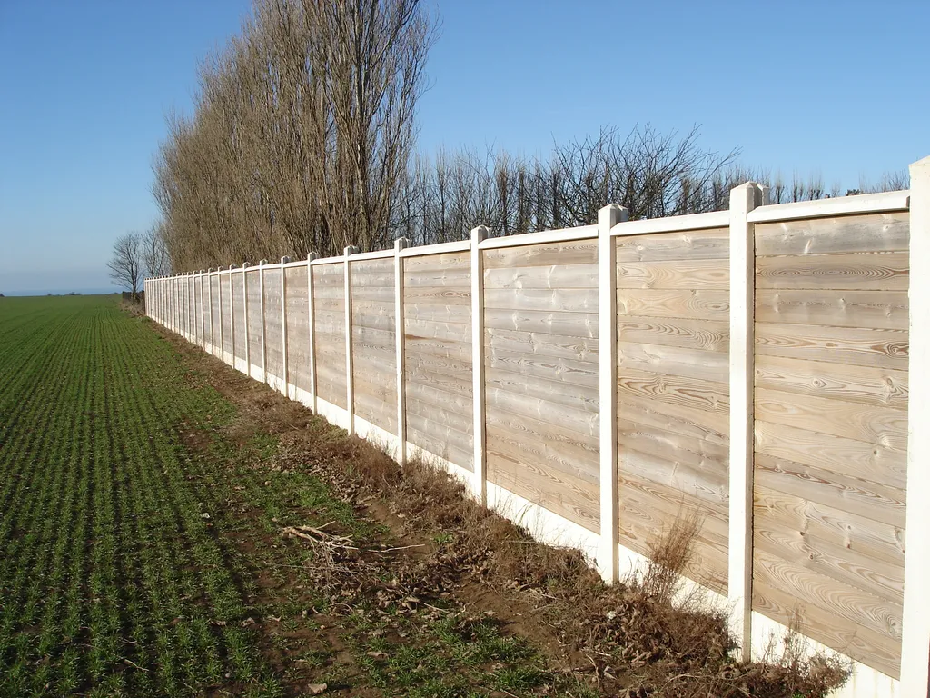 Installation de Clôture Occultante Mixte Bois et Béton, Panneaux Bois sur Soubassement Béton et Clôture Intimité pour Maison et Propriété à Bourgtheroulde dans l'Eure à proximité de Bourg-Achard et Elbeuf