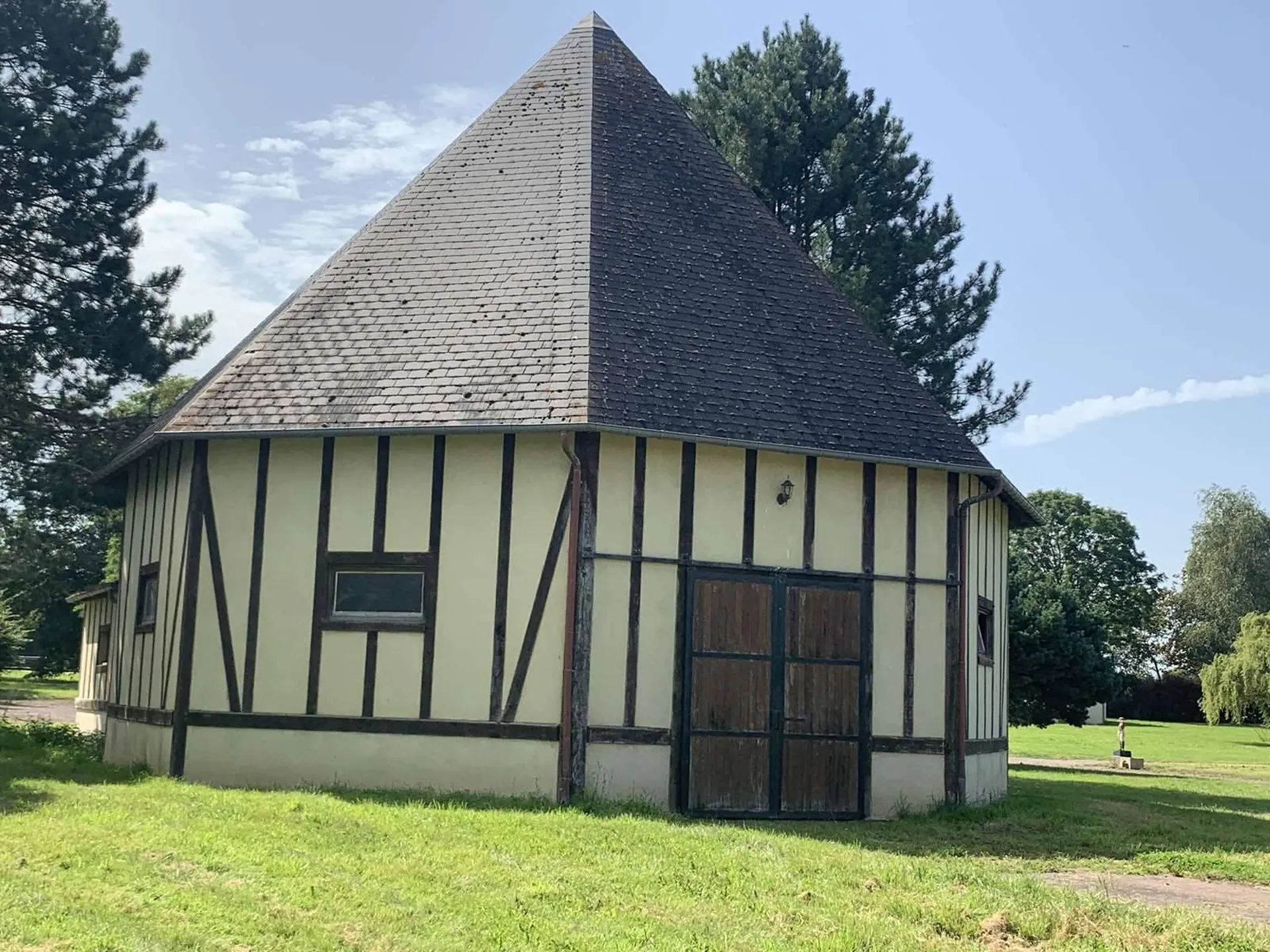 A vendre HARAS sur une surface de 19 hectares dans la région de BEUVRON EN AUGE 14430