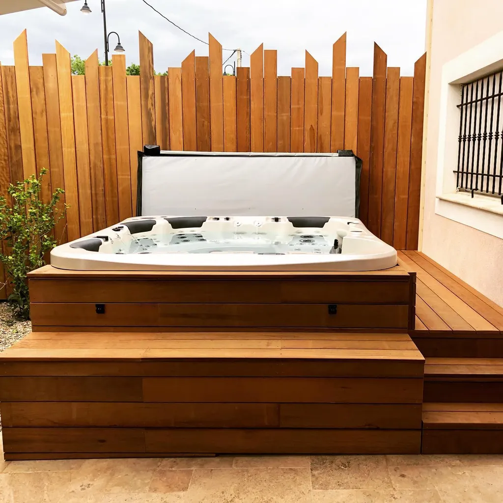 Aménagement extérieur en bois sur mesure à La Ciotat : terrasse et habillage d'un spa avec une clôture design