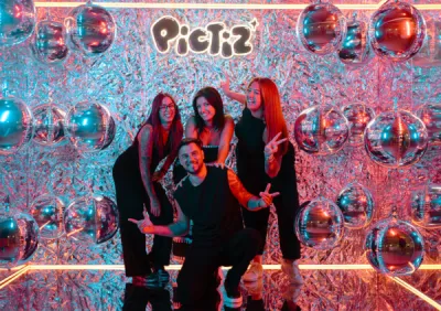 Animation photobooth innovante avec décor pour soirée d’entreprise à Marseille