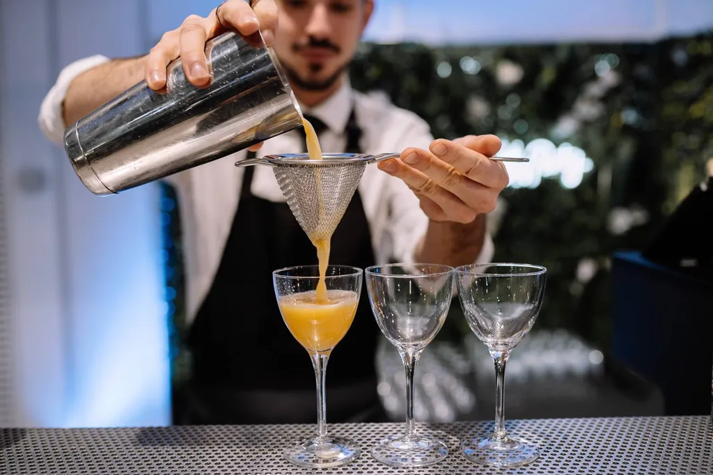 Préparation des cocktails signature à la minute – barman La Barmobile en service lors de la soirée Mercedes-Benz Willermin à Valence
