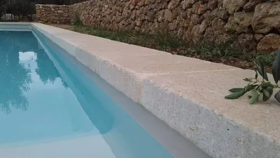 Transformateur expert en pierre naturelle pour dallages, terrasses, margelles de piscine, parements muraux et pièces spéciales haut de gamme destinés aux projets architecturaux exigeants