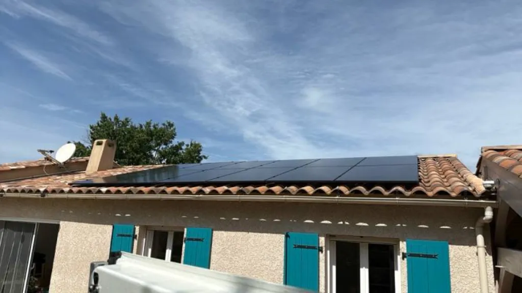Installation chez un particulier de panneaux solaires pour une indépendance à l'électricité
