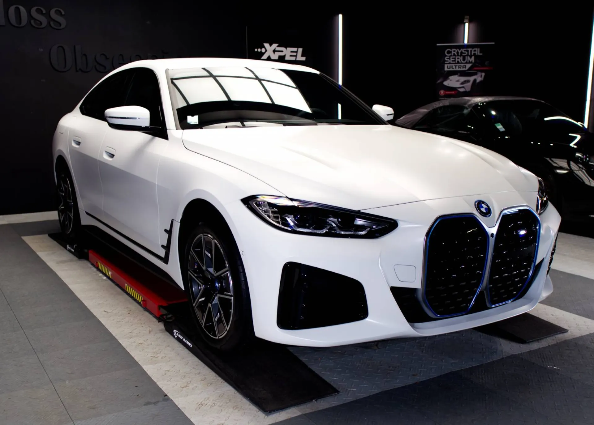 Protection sur-mesure pour cette BMW i4 : le film de protection XPEL garantit une carrosserie intacte, sublimée chez Gloss Obsession à Saint-Avé.