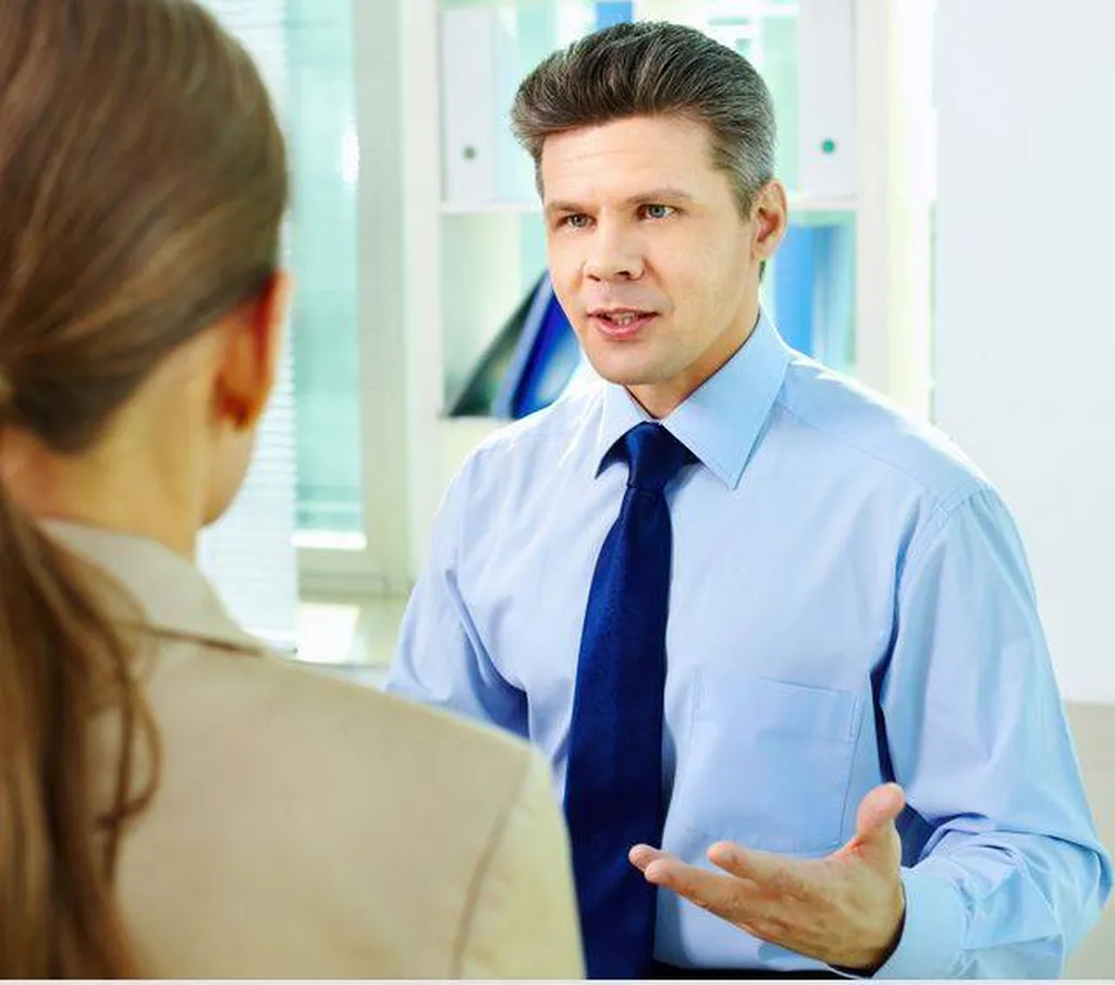 patron qui dialogue calmement avec sophrologie 