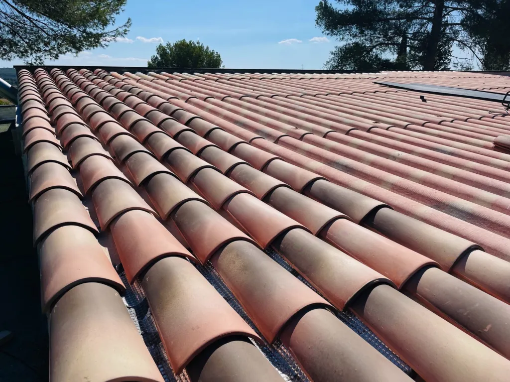 Pose de tuiles Canal sur P.S.T d’une toiture de Maison sur Venelles près de Aix en Provence