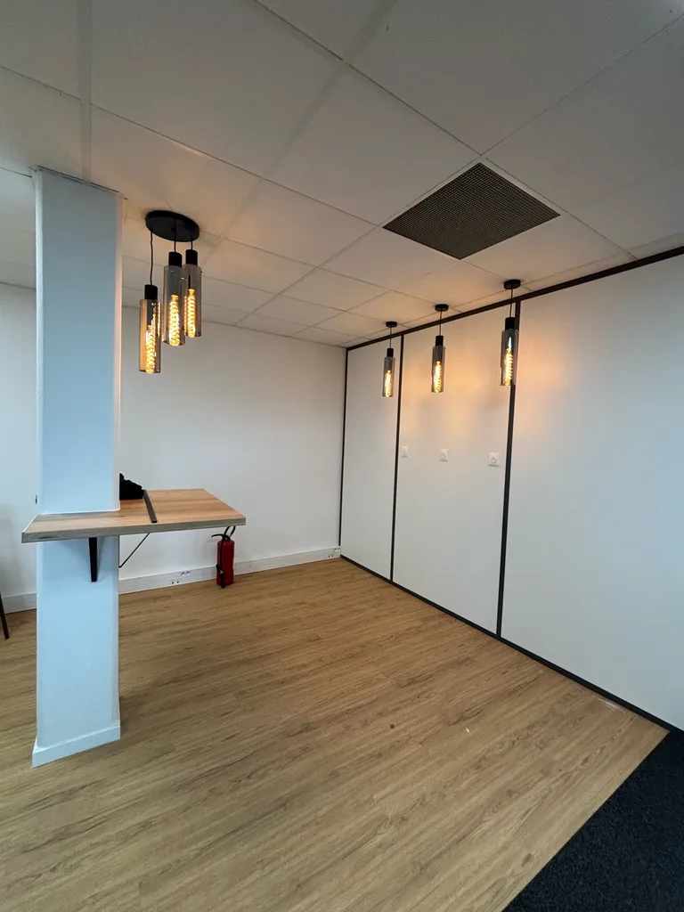 Installation de luminaires suspendus à Eygalières, pose de suspensions design pour maisons et commerces, création d’ambiances lumineuses et mise en valeur de vos intérieurs.