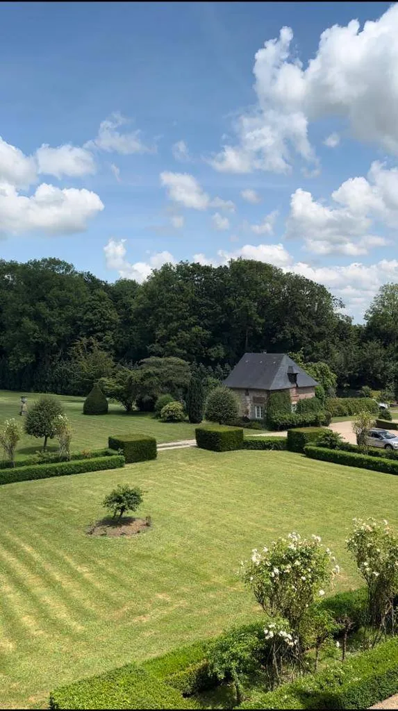 A visiter rapidement château d'une surface habitable de 1400 m² édifié sur un domaine de 40 hectares sur la commune BOUQUELON 27500