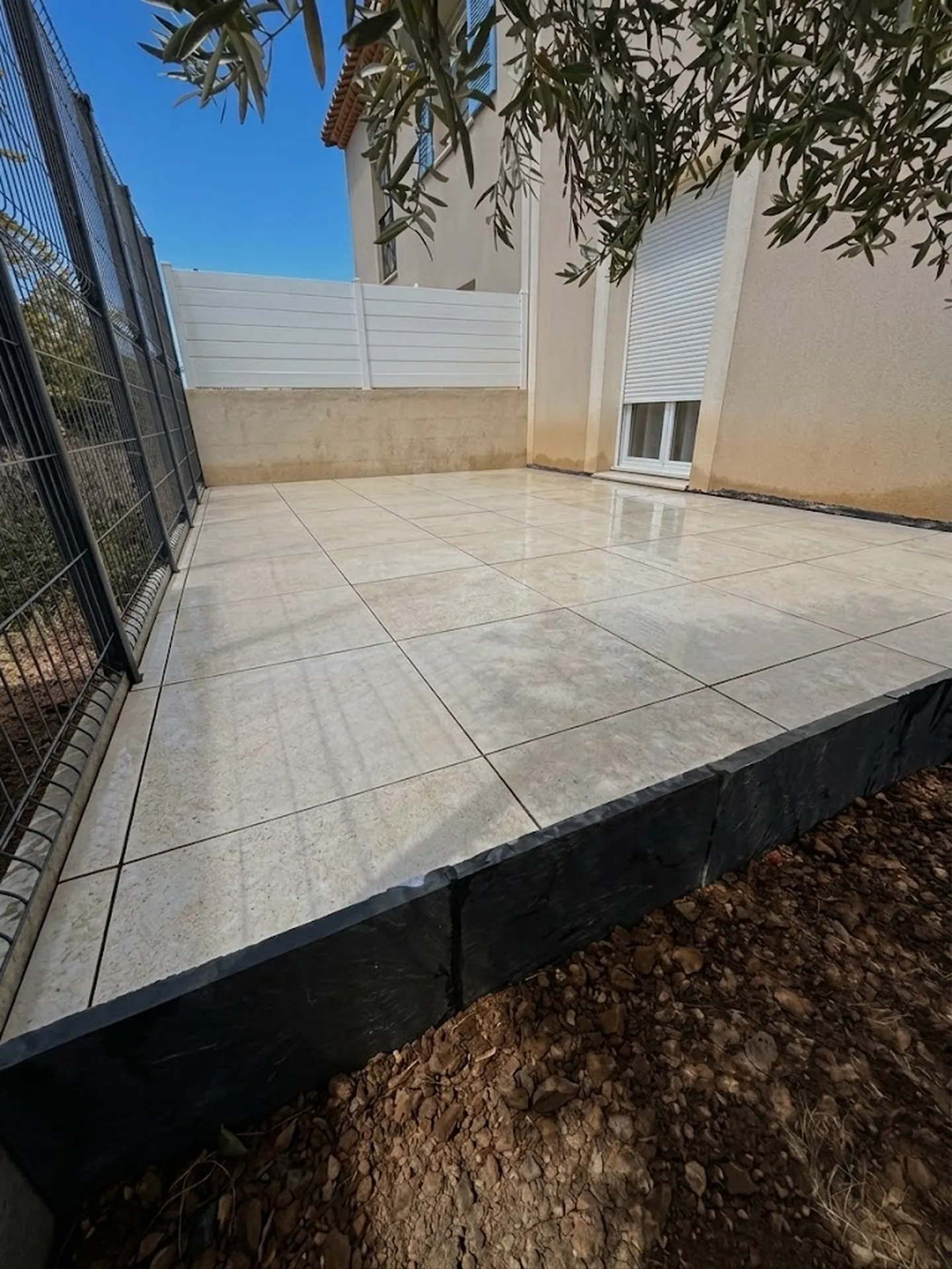 Terrasse en grè céram sur plots à Ventabren 13122