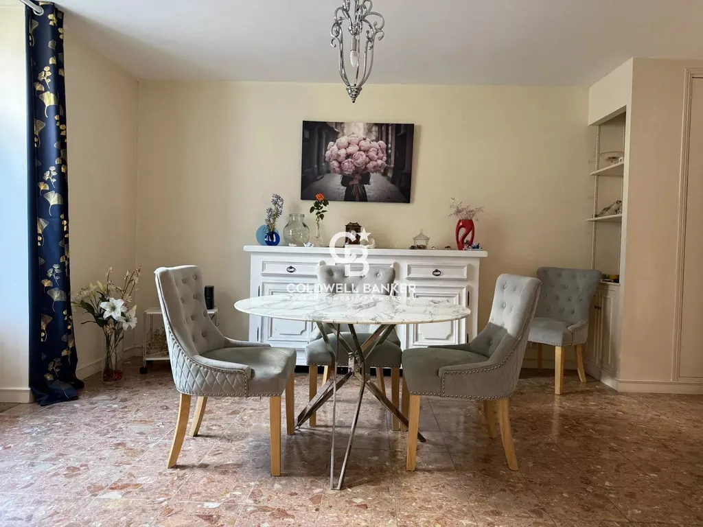 Salle à manger avec sol en marbre et buffet ancien, maison de caractère au Mans