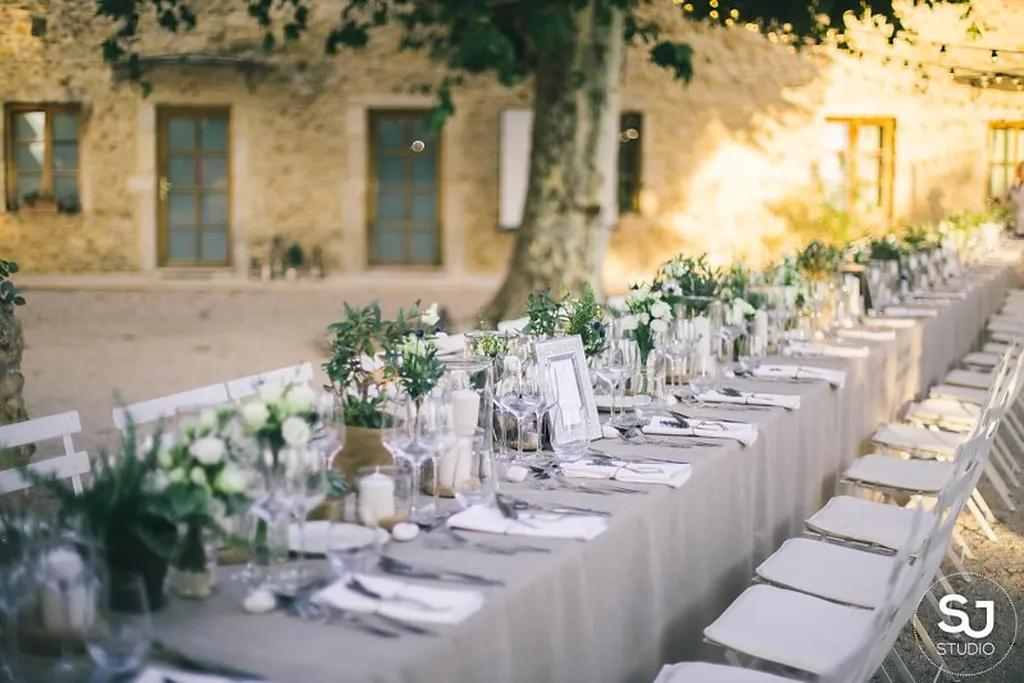Concevoir la décoration florale de votre mariage en lin et crème à la Ferme Davidson en Provence