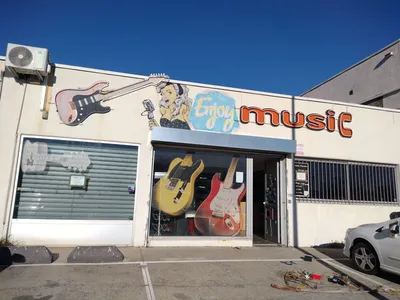 Local commercial de 93 m² à louer composé d'un grand espace magasin, d’une réserve, de deux vitrines et fenêtres, dans la zone commerciale du Mas Guérido à Cabestany dans les Pyrénées-Orientales.