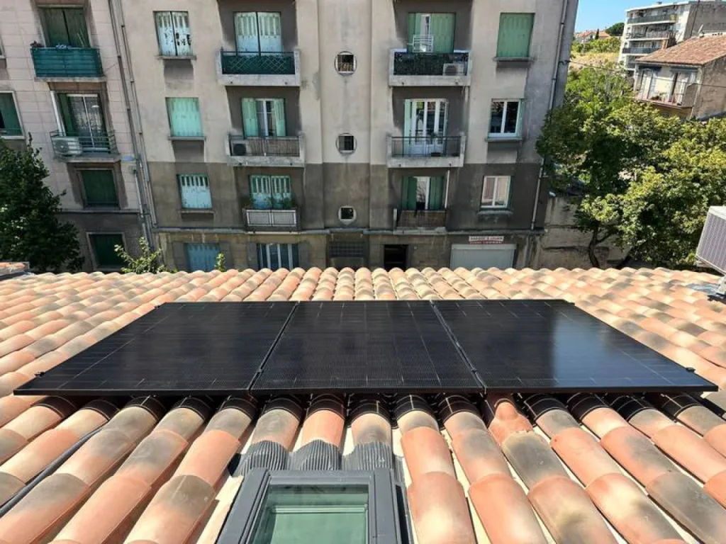 Pose de panneaux photovoltaïques sur une toiture à Marseille avec Provence Energie Solaire Services