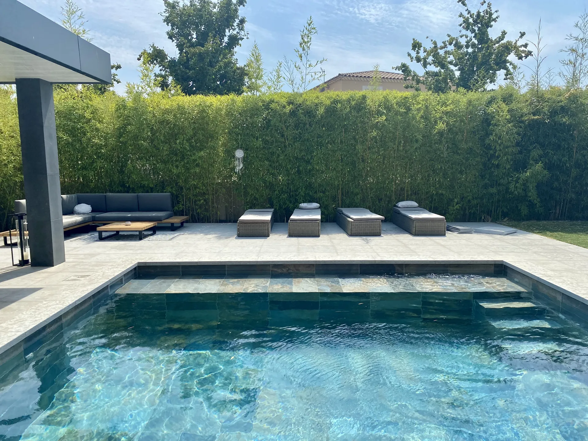 DALLAGES EXTERIEURS / TERRASSE EN PIERRE NATURELLE DE CASTELLA GRISE